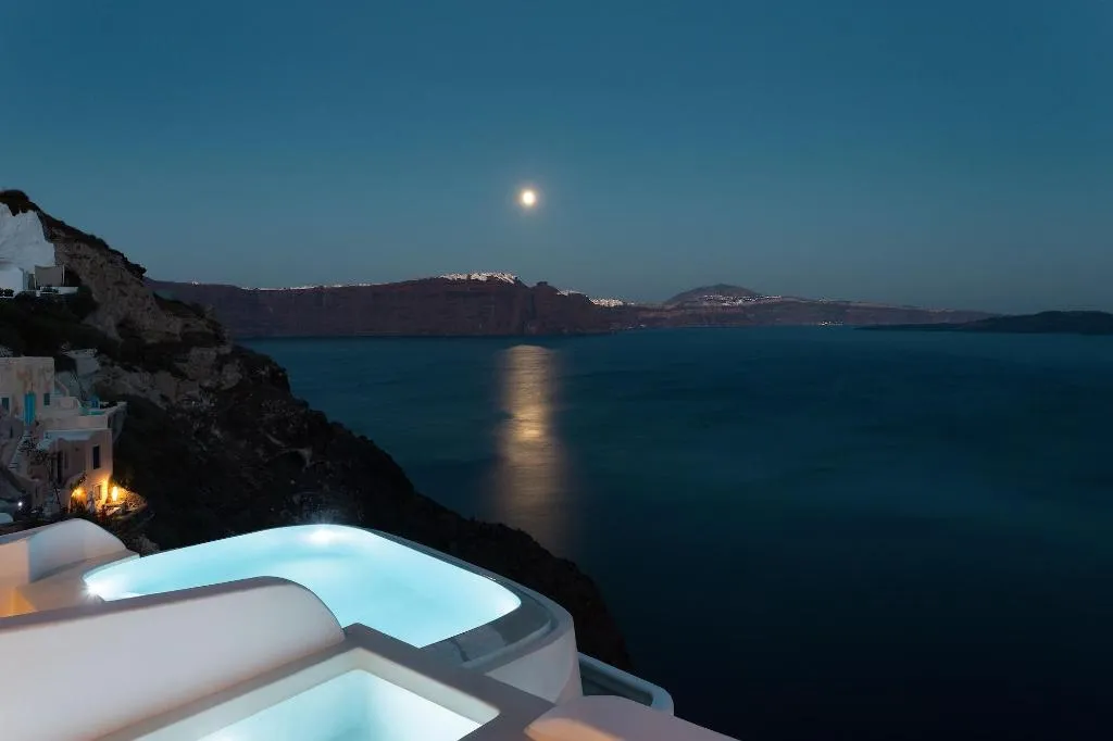 Sports and Entertainment, Armenaki Santorini, Santorini