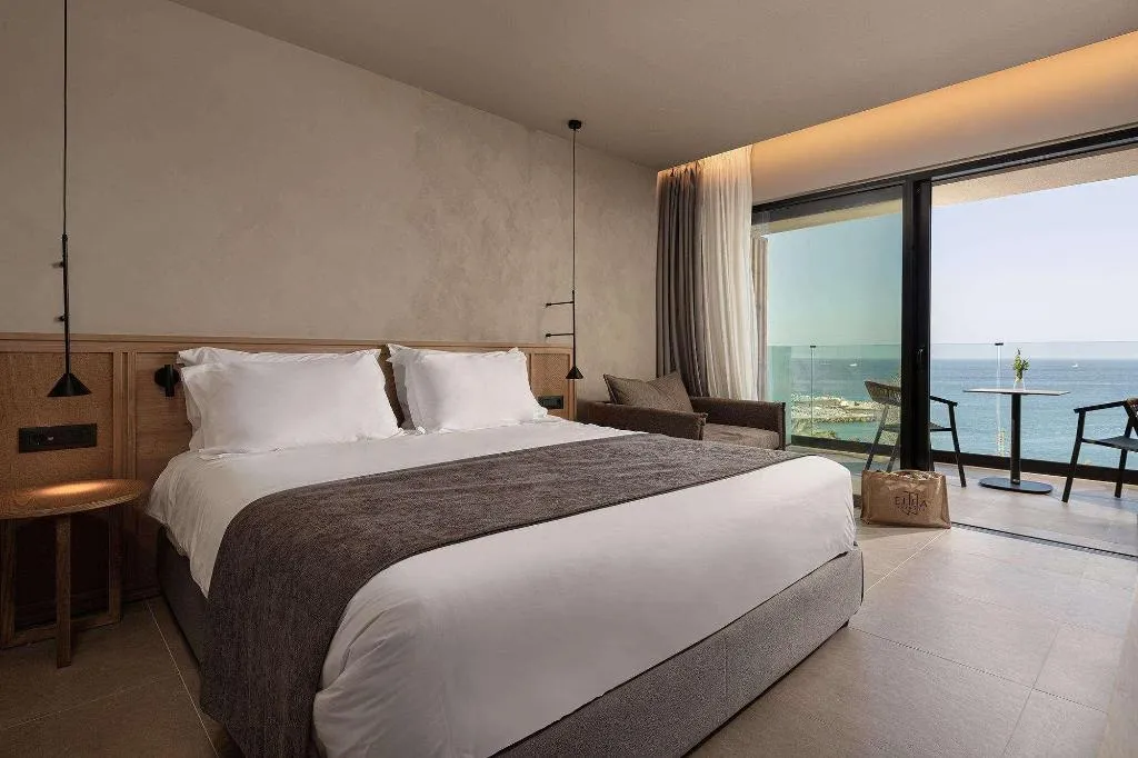 Room, Ella Helea, Rhodes