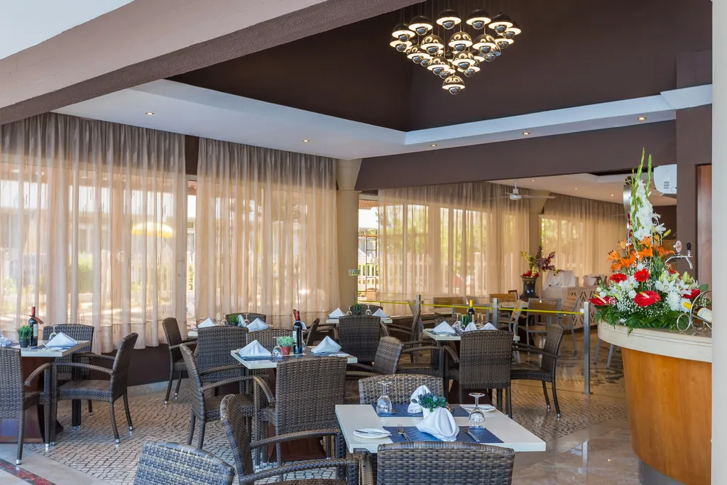 Restaurant, Muthu Clube Praia da Oura, Algarve