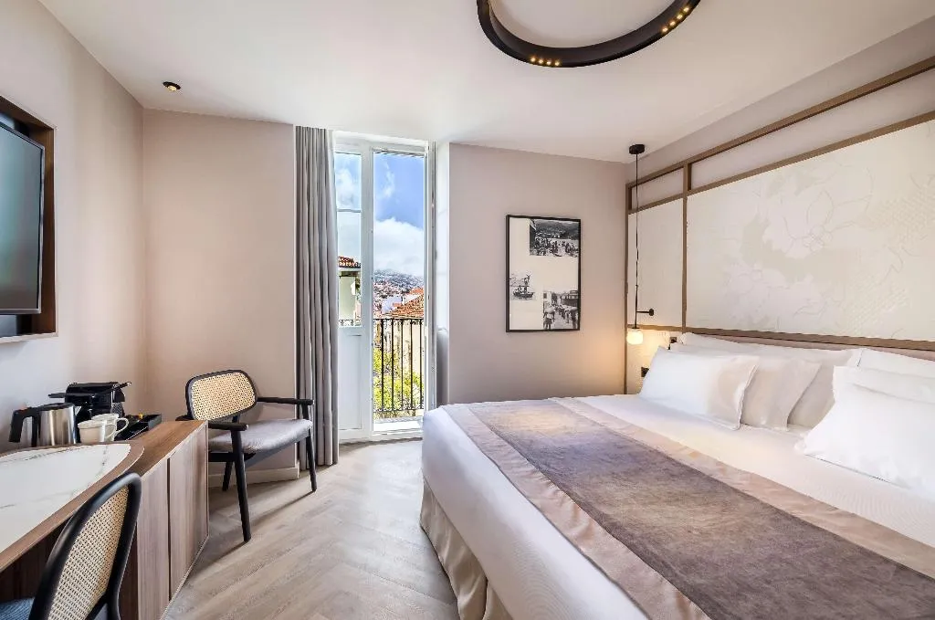 Room DELUXE CITY VIEW Room, Barcelo Funchal Oldtown, Madeira