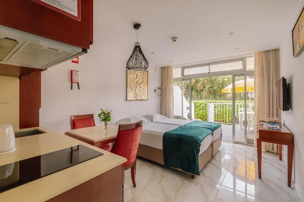 STUDIO WITH TERRACE Room, Muthu Clube Praia da Oura, Algarve