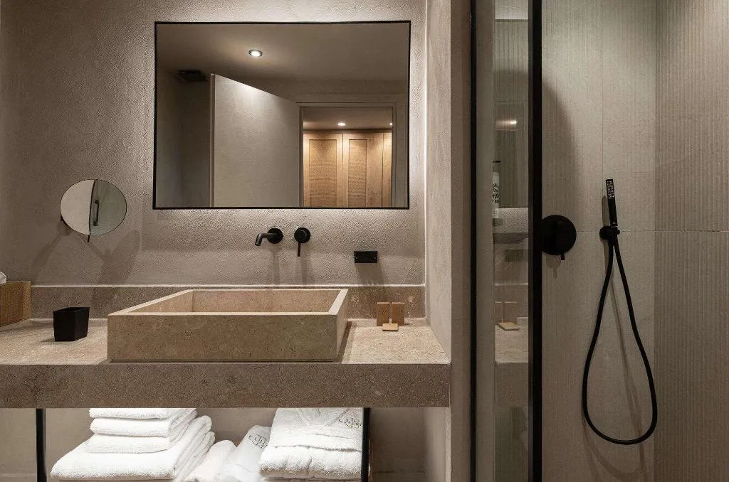 Room, Ella Helea, Rhodes