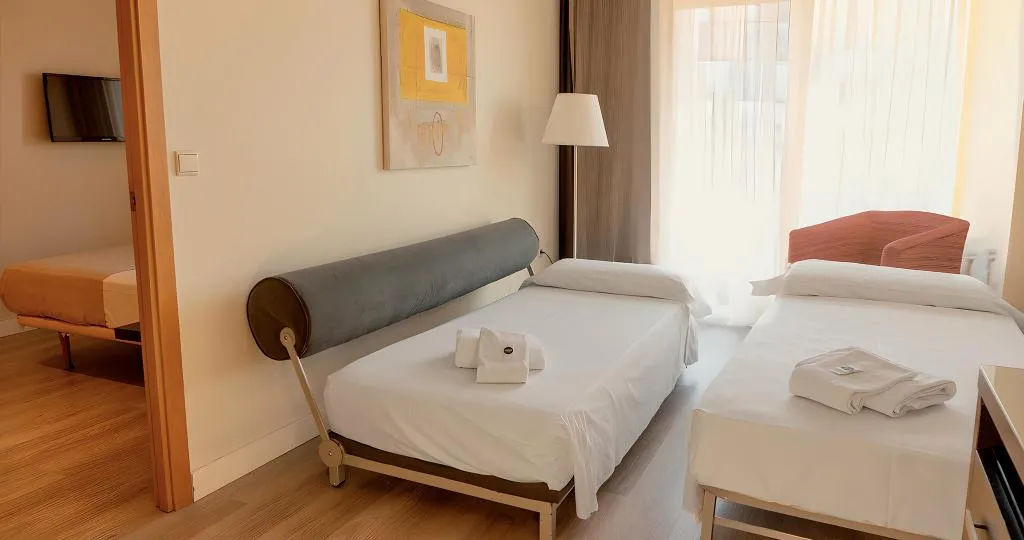 FAMILY ROOM CAPACITY 4 ONE BEDROOM Room, Vertice Sevilla, Seville