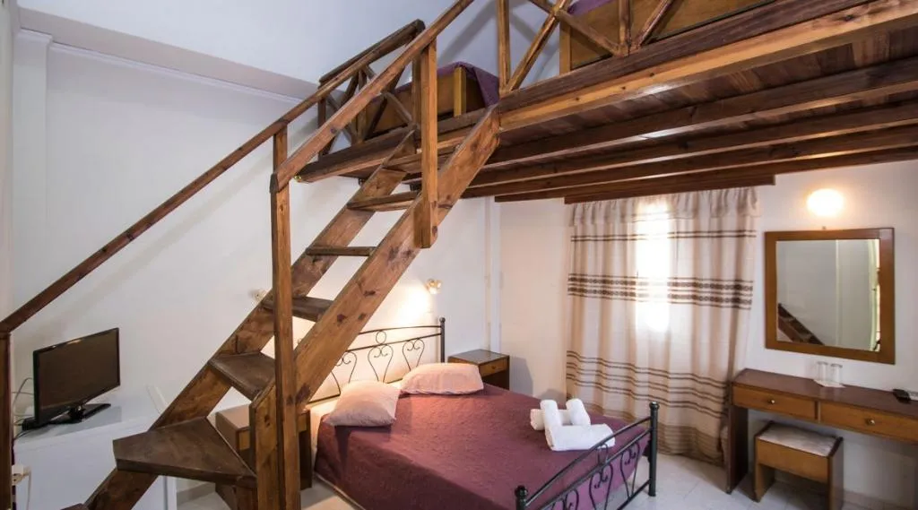 QUADRUPLE ECONOMY Room, Petra Nera, Santorini
