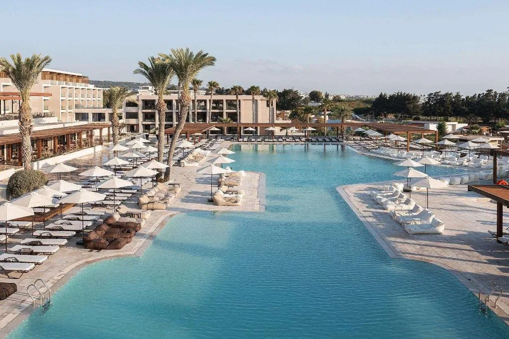 Pool, Ella Helea, Rhodes