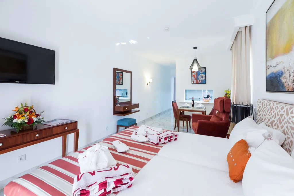 APARTMENT POOL VIEW ONE BEDROOM Room, Grand Muthu Oura View Beach Club, Algarve
