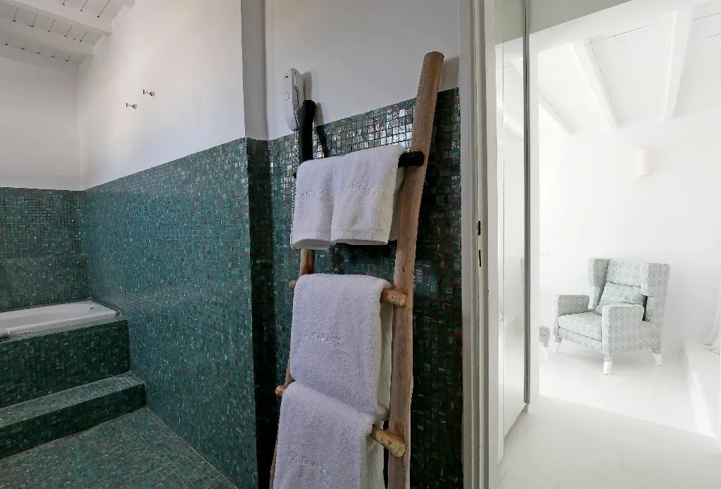 SUITE WITH JACUZZI Room, Ostraco Suites, Mykonos