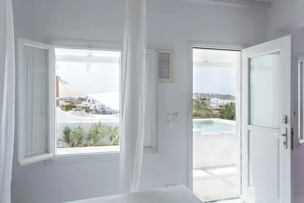 SUITE WITH JACUZZI Room, Ostraco Suites, Mykonos