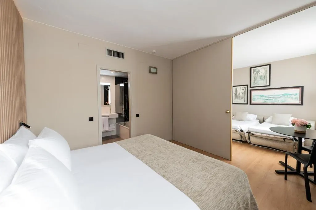 QUADRUPLE STANDARD Room, Atenea Barcelona Aparthotel, Barcelona