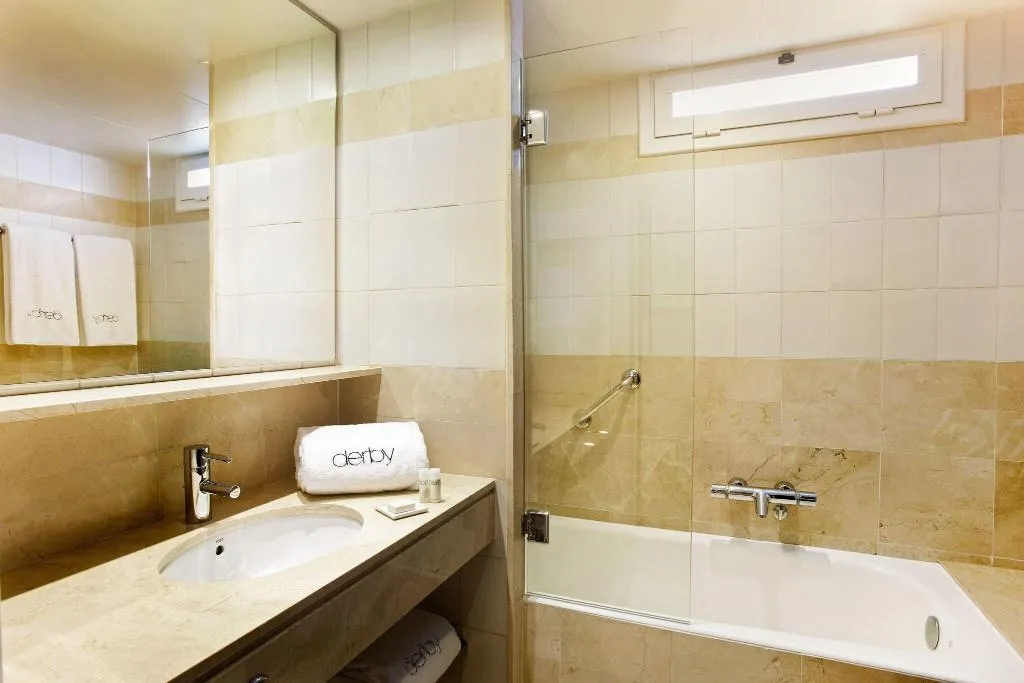 FAMILY ROOM WITH DOUBLE BED Room, Hotel Derby, Barcelona
