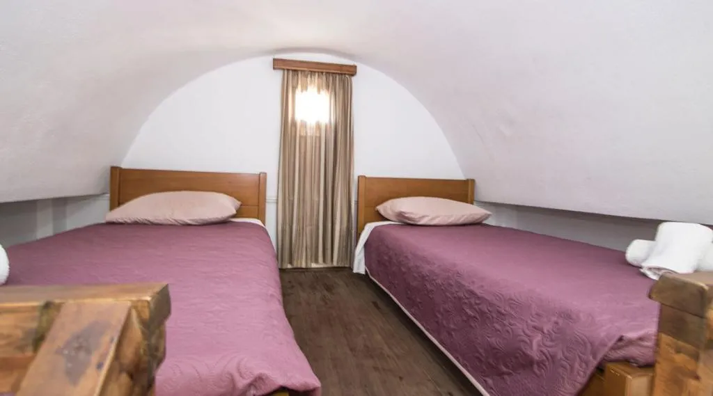 QUADRUPLE ECONOMY Room, Petra Nera, Santorini