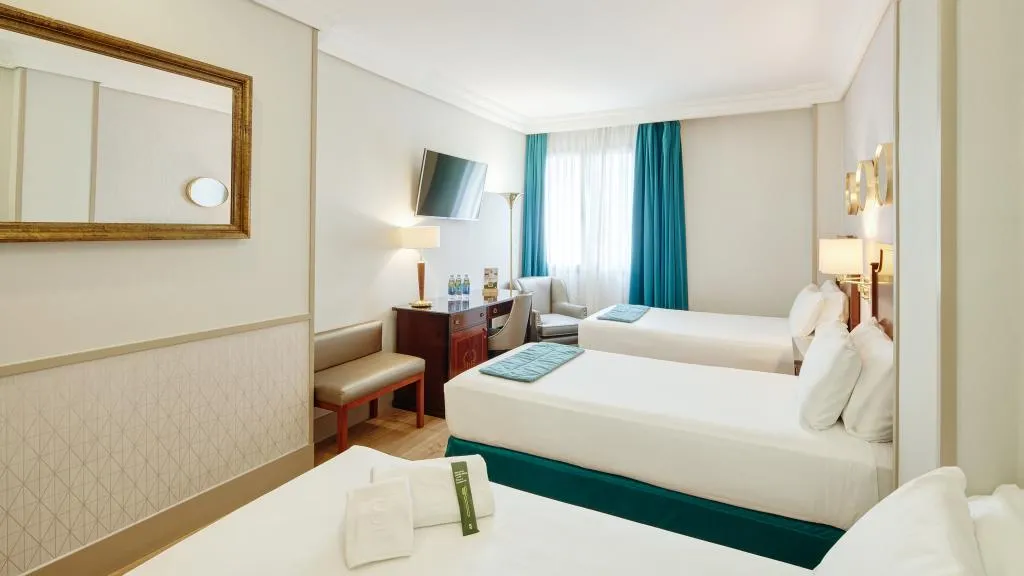TRIPLE CLASSIC Room, Sercotel Gran Hotel Conde Duque, Madrid