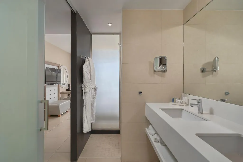 Double or Twin SUPERIOR POOL VIEW Room, Radisson Blu Resort & Spa Gran Canaria Mogan, Gran Canaria